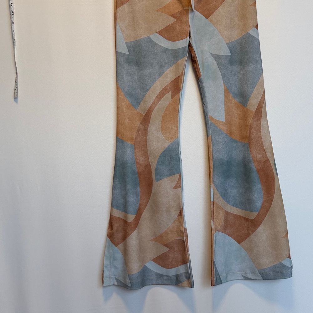 Show Me Your Mumu Maren Bells Flare Pants Tan & Blue Print XL – New With Tags - Picture 6 of 11